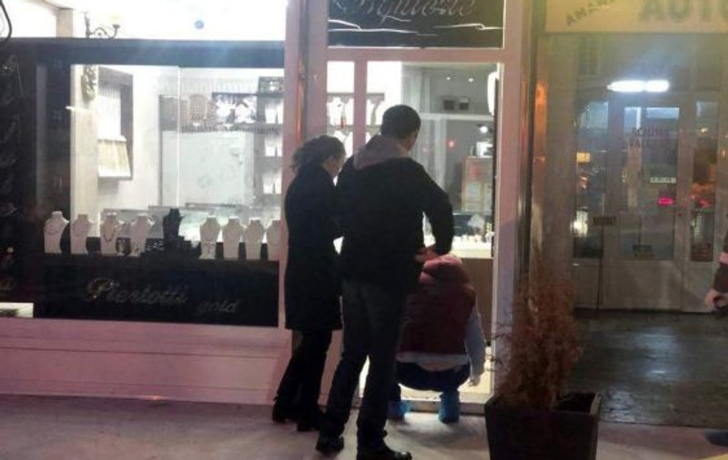 Doi bărbați mascați au jefuit un magazin de bijuterii din Zalău. Unul dintre ei a amenințat vânzătoarea cu un pistol (VIDEO)
