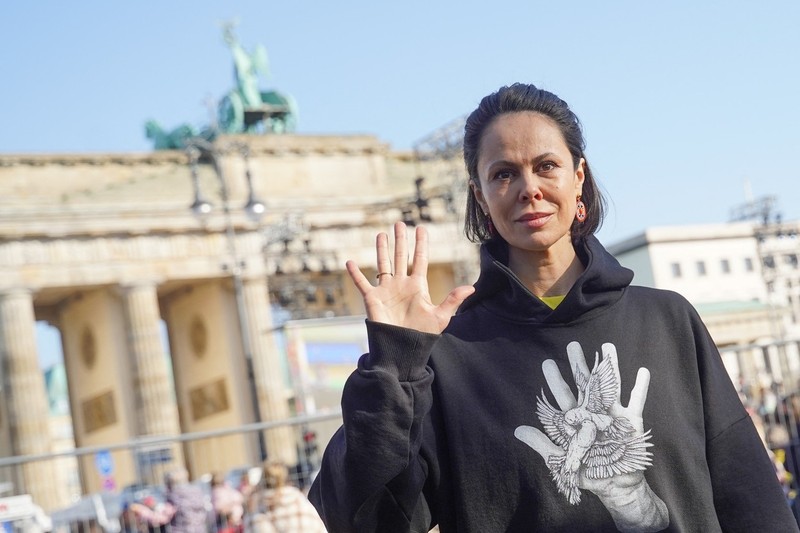 Natalia, înainte de concert, în fața Brandenburger Tor
