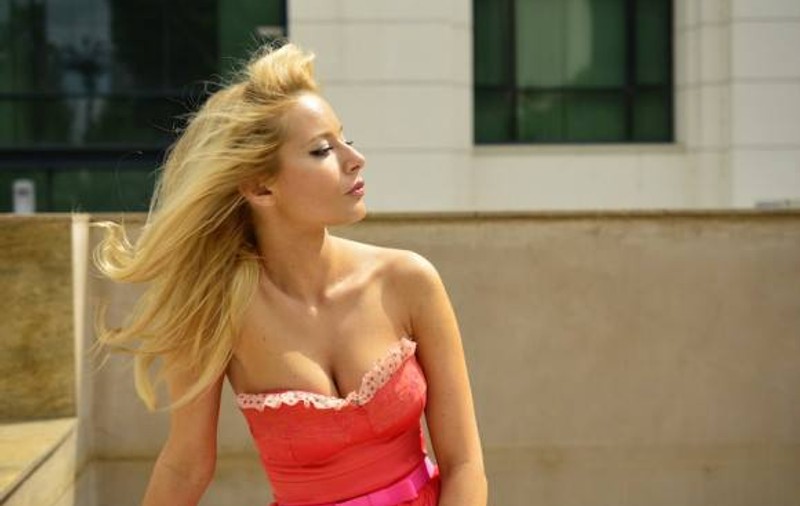 Laura Cosoi, toată numai un zâmbet în braţele celui mai important bărbat din viaţa sa! | FOTO