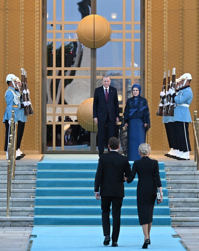 Emmanuel Macron, moment stânjenitor la întâlnirea cu soția lui Erdoğan, la Summitul NATO de la Ankara. Gestul nepotrivit făcut de președintele Franței
