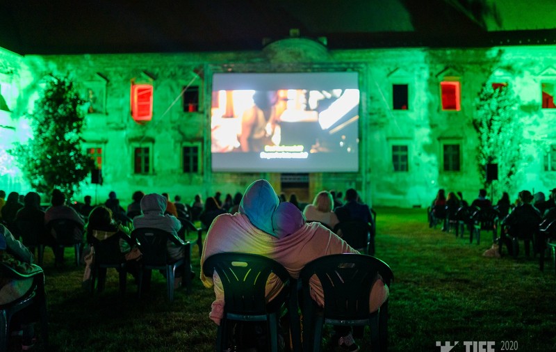 Pasiuni contra COVID. Imagini de la festivalul TIFF din Cluj, unde mii de oameni se uită la filme în aer liber, respectând măsurile