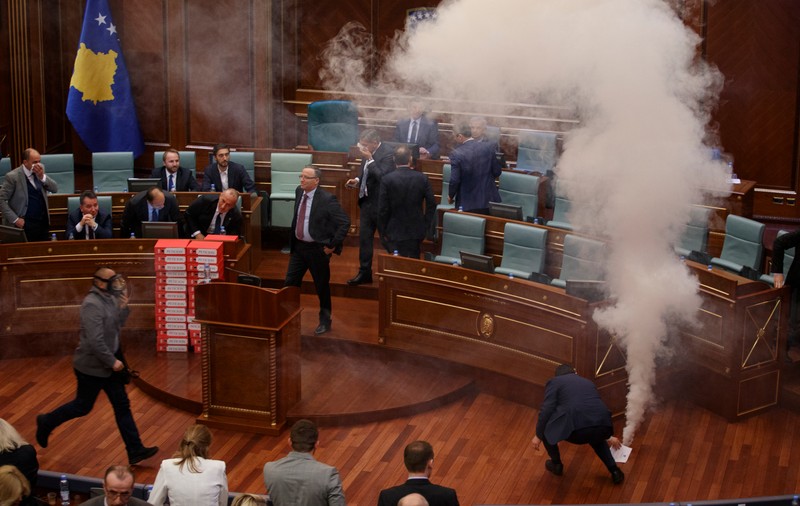 Gaze lacrimogene în parlamentul din Kosovo în timpul votului pentru granița cu Muntenengru
