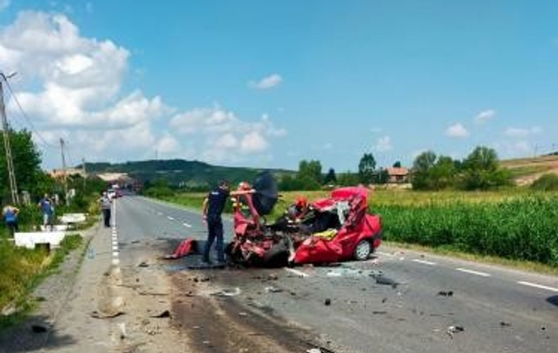 Un bărbat a murit, iar o femeie şi un copil de 4 ani, răniţi, după ce mașina lor s-a ciocnit cu un camion, în Cluj