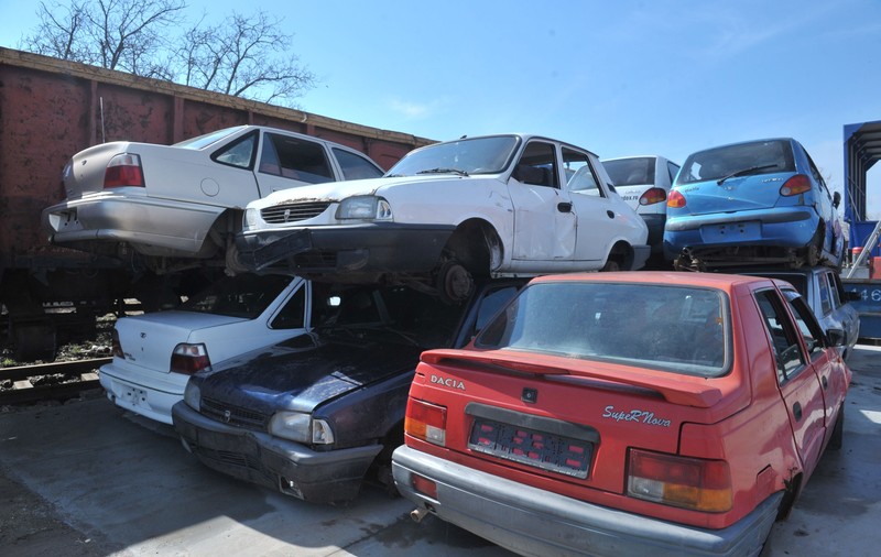 Fără o taxă de poluare auto, rămânem cimitirul de mașini vechi al Europei, iar Guvernul aruncă degeaba cu subvenții. 2 din 3 mașini sunt second-hand