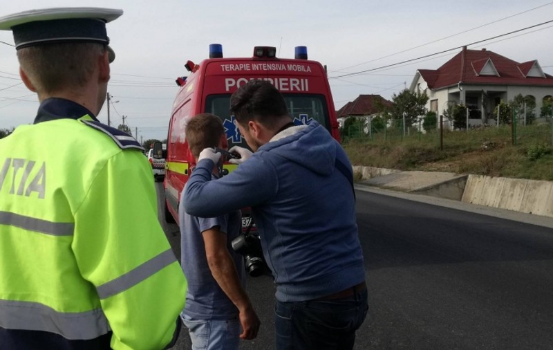 O fată de 15 ani a sărit dintr-un TIR, în mers, în Bistrița-Năsăud. Șoferul susține că doar s-au certat, dar nimeni nu-l crede