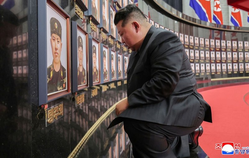 Kim Jong-un, în genunchi în fața fotografiilor soldaților nord-coreeni morți în războiul din Ucraina: „Au îndurat rafale de gloanțe”