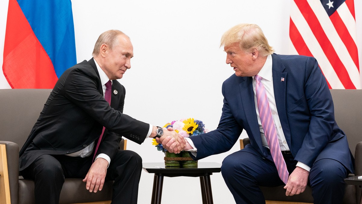 Donald Trump dă mâna cu Vladimir Putin în timpul întâlnirii lor, în marja summitului G20.