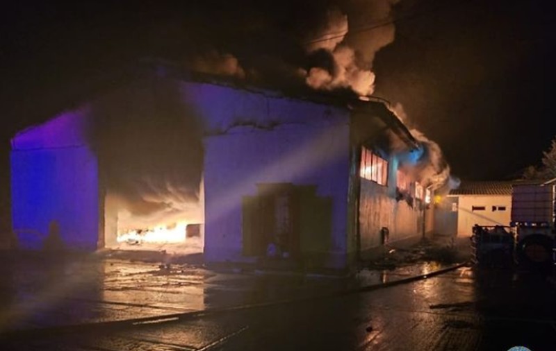 Incendiu generalizat la o hală din județul Dâmbovița. Mesaj RO-Alert din cauza fumului