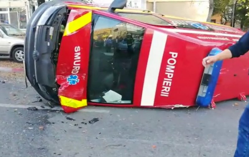 VIDEO | Imagini șocante filmate într-o ambulanță în timpul unui accident. Ce s-a întâmplat cu echipajul medical