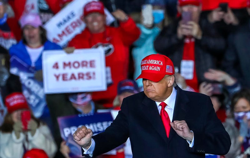 Donald Trump a postat la final de campanie pe Twitter un clip în care dansează pe o melodie disco