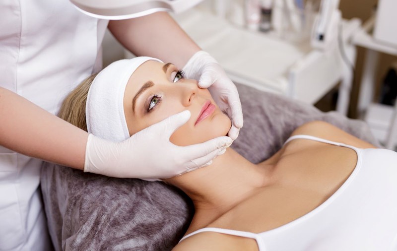 Alegerea produselor de îngrijire a tenului dacă ai un salon cosmetic: cum să faci asta? 