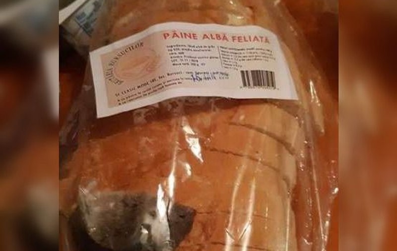 Pâine cu șoarece mort, cumpărată dintr-un sat din Vaslui. "La o pâine cumpărată, primești un șoarece gratis"
