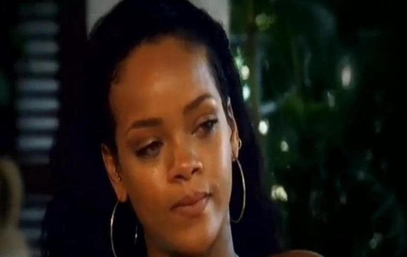 A bătut-o fără milă, iar ea tot plânge după el! Rihanna, în lacrimi, în momentul în care vorbeşte despre fostul iubit, Chris Brown!