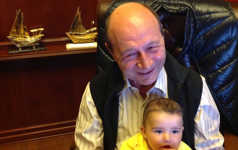 EMOŢIONANT! Preşedintele Băsescu, ALĂTURI DE NEPOŢICĂ, de Paşte. Cei doi S-AU DISTRAT PE CINSTE  | FOTO