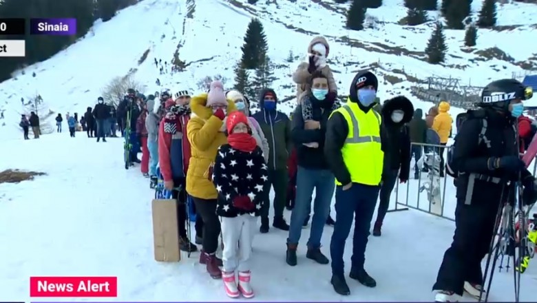Coadă la telegondola din Sinaia. În această dimineață, telegondola a pornit cu o întârziere de 20 de minute, din cauza depunerilor de chiciură de pe cablurile de transport. Captură: Digi24