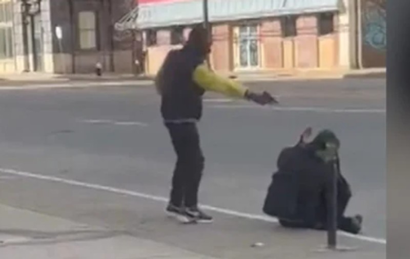 Bărbat care împușcă în cap un om al străzii, arestat în St. Louis. Crima a fost filmată