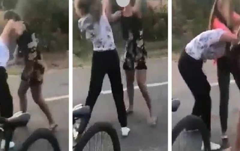 VIDEO | Bătaie ca-n filme în Dâmbovița. Două adolescente se lovesc fără milă, în timp ce prietenele lor filmează. Polițiștii au deschis dosar penal