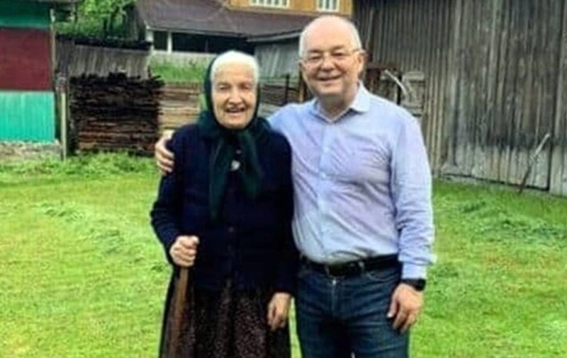 Ilie Bolojan, la Cluj, alături de Emil Boc la înmormântarea mamei sale. Cine a fost Ana Boc, femeia care i-a modelat destinul