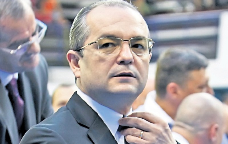 Supărat că vorbesc de capul lor despre taxa pe fast-food,Boc şi-a «urecheat» miniştrii