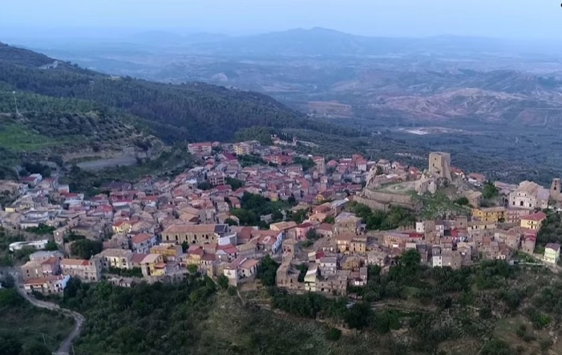 Primarul unei comune din Italia le-a interzis localnicilor să se îmbolnăvească: „Evitați accidentele casnice și comportamentele nocive”