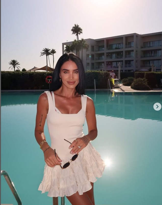 Cum a apărut Adelina Pestrițu la piscină. Rochia extrem de scurtă a stârnit un val de reacții în mediul virtual. „E greu de mers cu ea pe stradă”