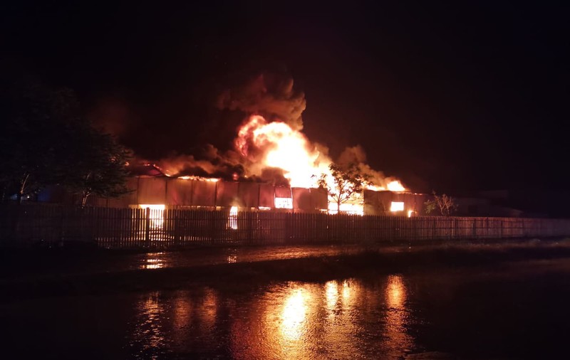 Incendiu la un depozit de mase plastice din Bârlad. 60 de pompieri intervin să stingă focul care s-a extins pe 1.000 de metri pătrați