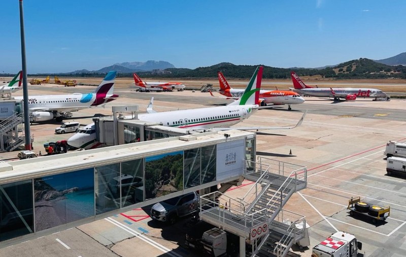 Avioane anulate către Sardinia, spațiul aerian al insulei a fost închis: vacanțe incendiate pentru turiștii ghinioniști
