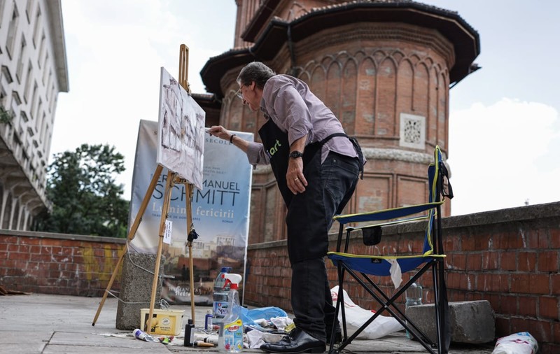 Atelierele de pictură s-au mutat în stradă. Artiștii plastici și-au arătat talentul pe Calea Victoriei