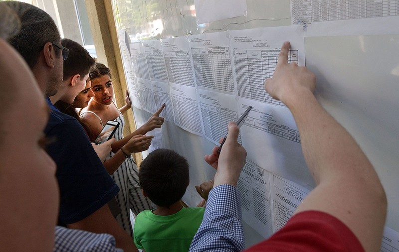 Evaluarea Națională la sat: numărul elevilor cu medii de peste cinci, de trei ori mai mic decât la oraș