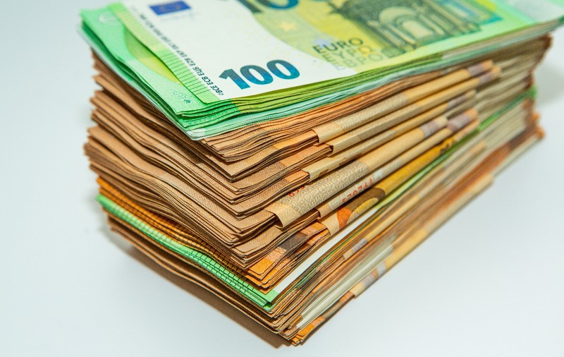 Rețea de spălare a banilor de 300 de milioane de euro, destructurată în România și în Franța