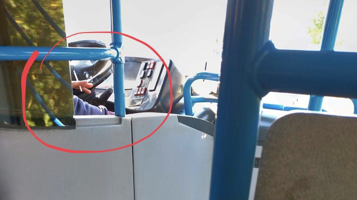 Un șofer care fumează, surprins la volanul unui autobuz în Timișoara. Ce sancțiuni riscă