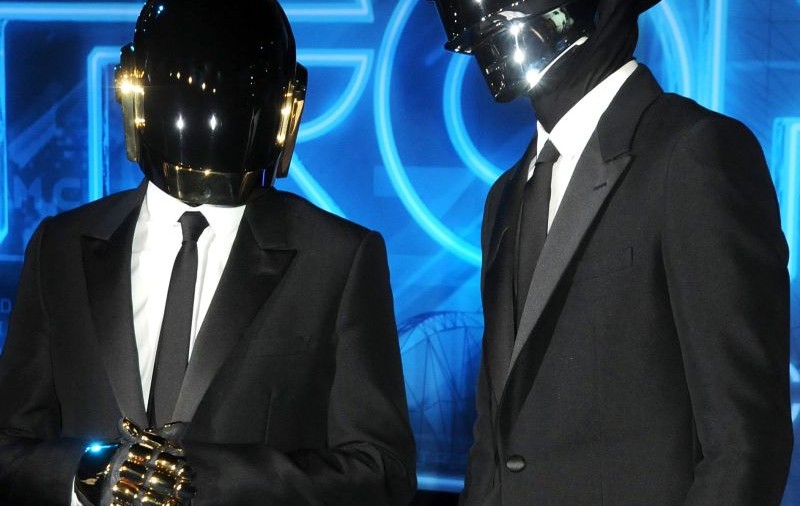 NU-ŞI DEZVĂLUIE NICIODATĂ FEŢELE! Uite cum arată băieţii din spatele CĂŞTILOR  "DAFT PUNK", trupa care semnează HITUL "GET LUCKY"! IMAGINI RARE