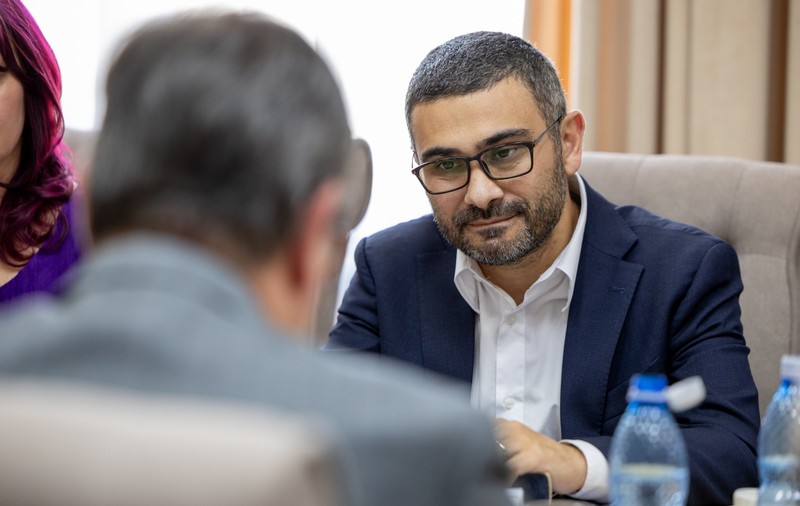 Românii care pot primi vouchere de până la 39.900 de lei. Ministrul Florin Manole spune cine este eligibil