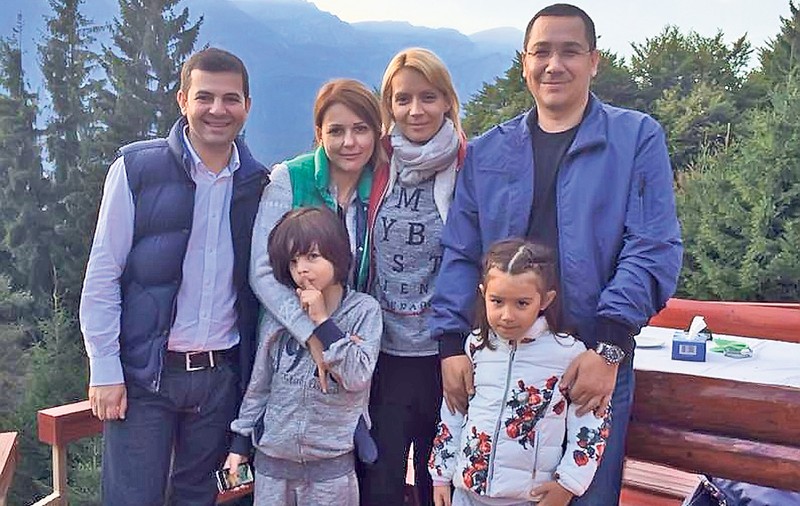 Răsfăţ înainte de primul clopoţel! Politicienii care sunt părinţi le-au făcut copiilor toate plăcerile în ultima zi a vacanţei de vară