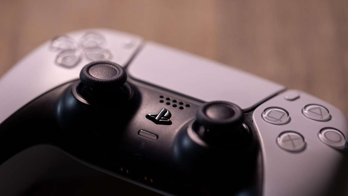Un controller de PlayStation 5 pe o masă de lemn.
