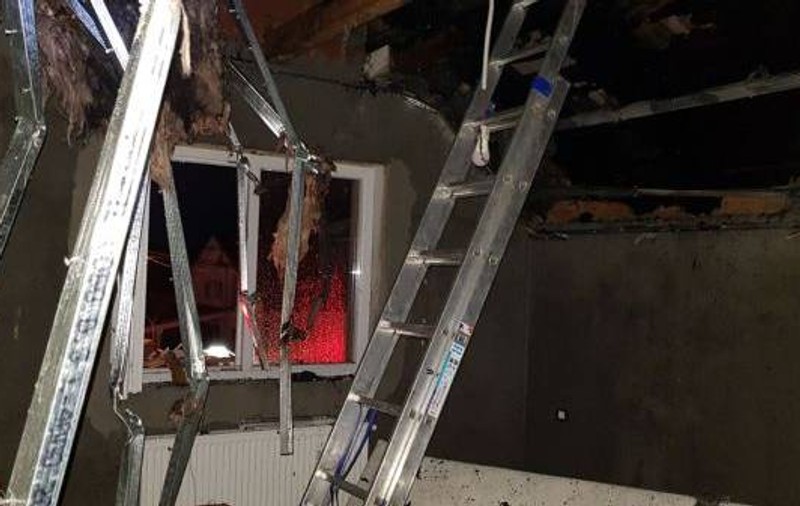 Câinele familiei a dat foc casei, în Timiș, după ce a ros un cablu electric