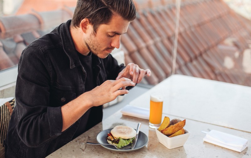 Cum încearcă unii clienți să păcălească restaurantele ca să mănânce gratis, folosind inteligența artificială