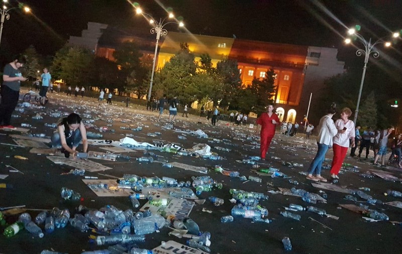 Piața Victoriei a rămas plină de gunoaie, dupa mitingul PSD (FOTO&VIDEO)