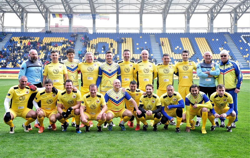 O mulțime de foste glorii, la Centenarul Fotbalului Românesc. La Ploiești, naționala legendelor a învins naționala artiștilor cu 8-4. ”Găniță, hai la mici!” / VIDEO