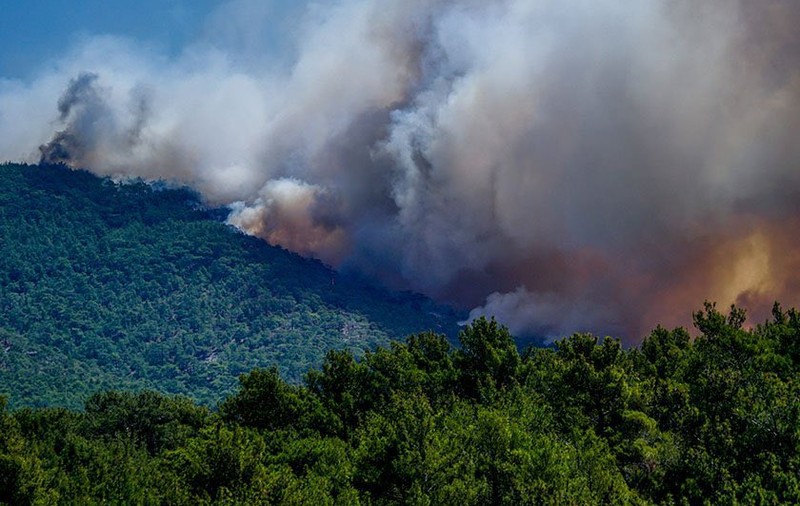Incendiu de amploare în Lesbos. Autoritățile au decis evacuarea unei stațiuni de pe insula greacă