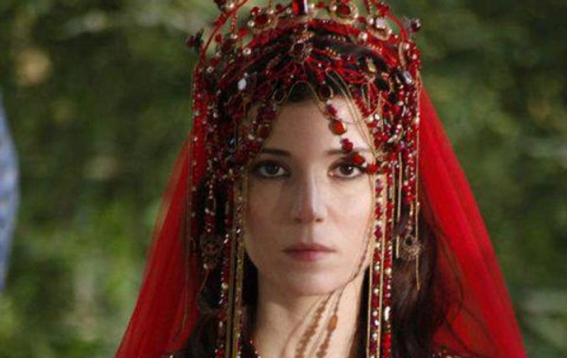 "Sultana Hatice" din "Suleyman Magnificul" SE IUBEŞTE CU UN CHELNER DEVENIT MILIONAR, dar nici nu vrea să audă de MĂRITIŞ! FOTO