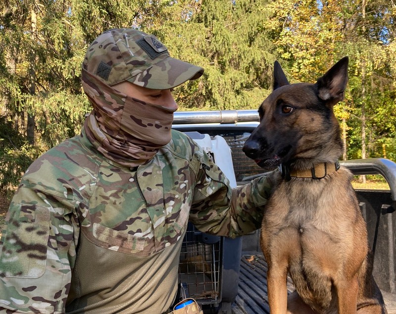 „Un miracol”. Un soldat care a părăsit combinatul Azovstal fără ciobănescul său german a găsit-o pe Jackie după patru luni