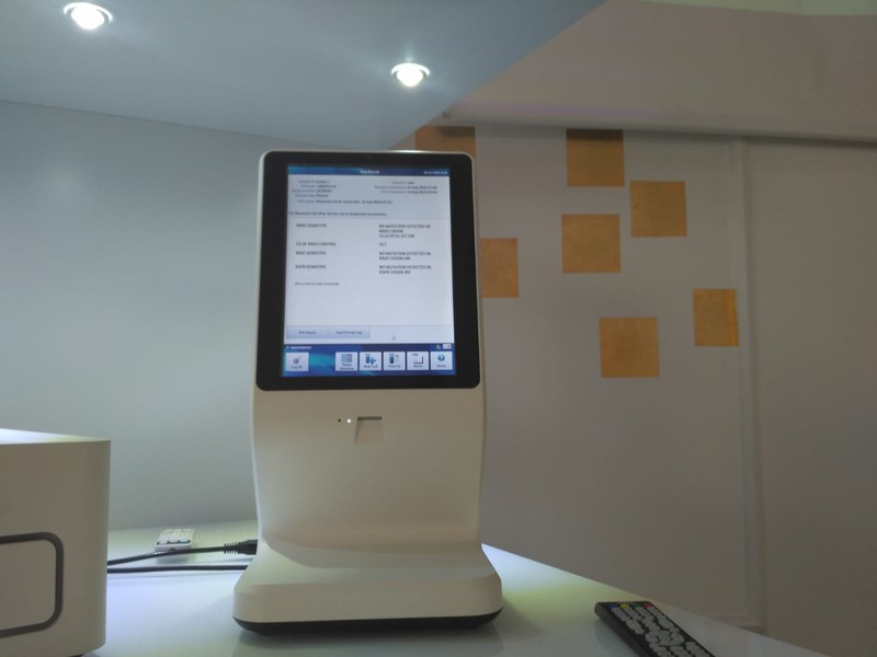 Idylla, aparatul care depistează în două ore trei tipuri de cancer, a fost adus în România