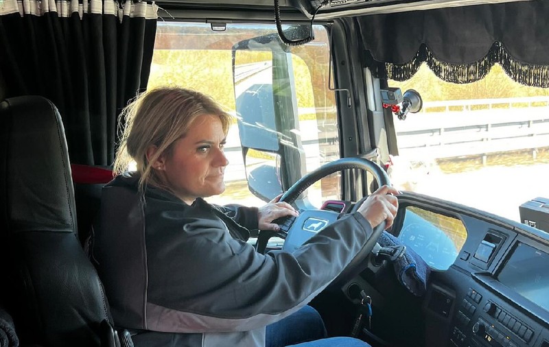 Cât plătește în plus o șoferiță de TIR pentru un plin de motorină după scumpirea carburanților, în Germania: „Prețurile ne ruinează”