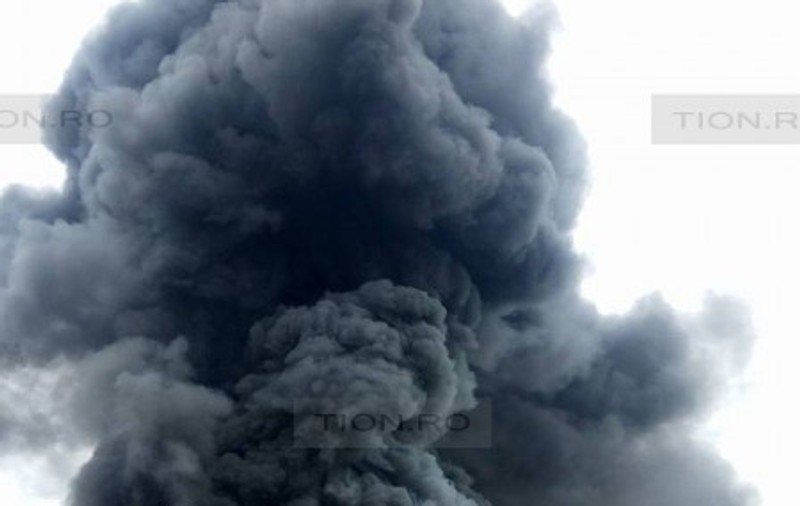UPDATE: Piața distrusă de incendiu în Arad nu avea autorizație. Flăcările au făcut ravagii în clădire / VIDEO
