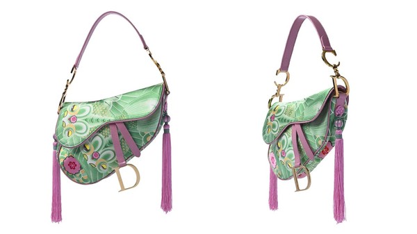 Geanta Dior, decorată cu modele de pești koi, de culoare verde și roz