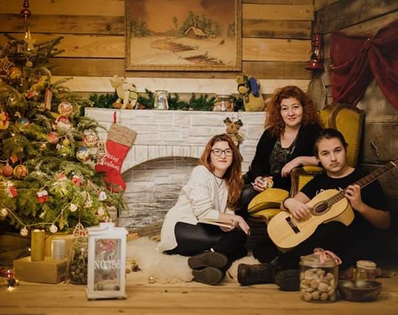 REPORTAJ/ O artistă a transformat dorul de copilărie într-o afacere de succes. Viorica Șerbănoiu pictează globuri cu suflet (FOTO)