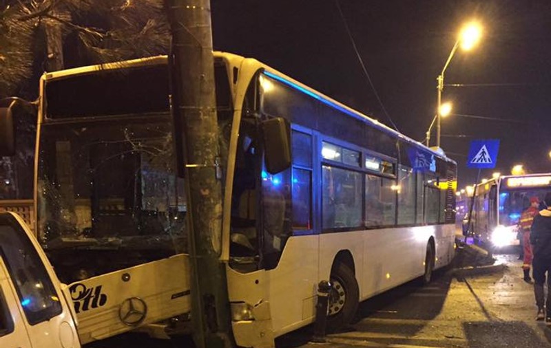 Accident pe Șoseaua Olteniței din București. Trei persoane au fost rănite după ce un autobuz a intrat într-un stâlp