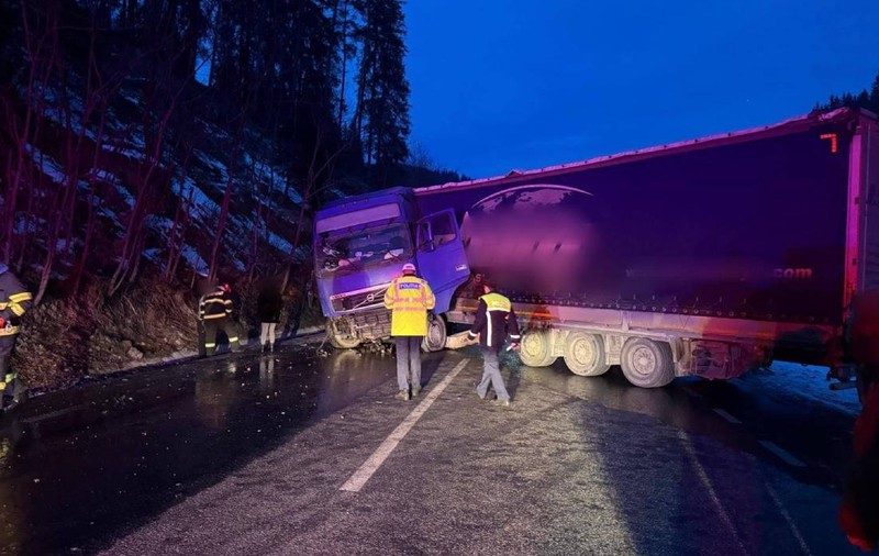 O femeie a blocat un TIR de-a latul şoselei și a oprit de tot circulația de pe DN17 din Suceava