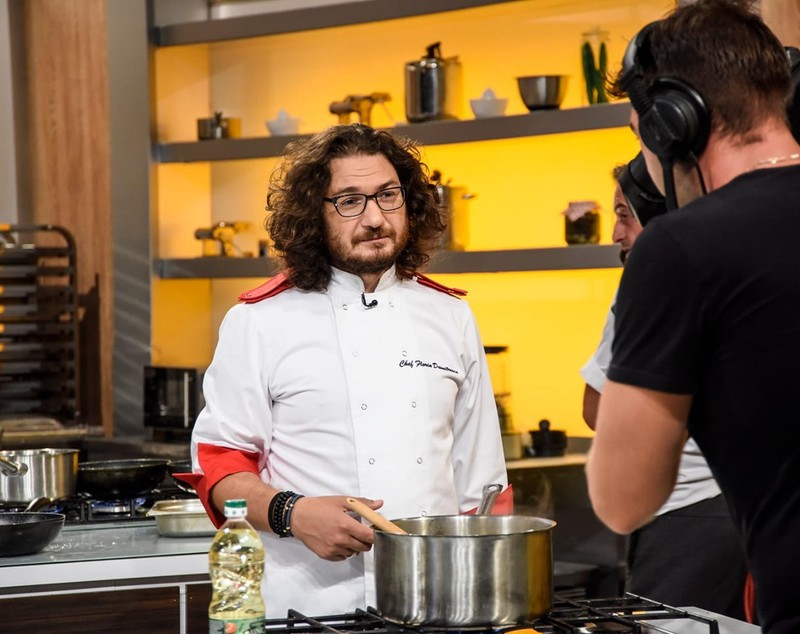 Nu l-ai văzut niciodată așa pe chef Florin Dumitrescu. Machiat de fetele lui | FOTO